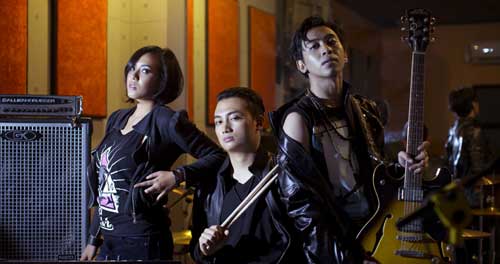 Gaya Rock Alternatif dari R.E.D R.E.D TERBAIK UNTUKMU rev
