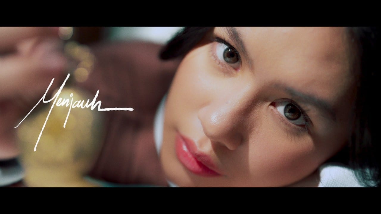 Vanessa Zee - Menjauh (Official Visualizer)