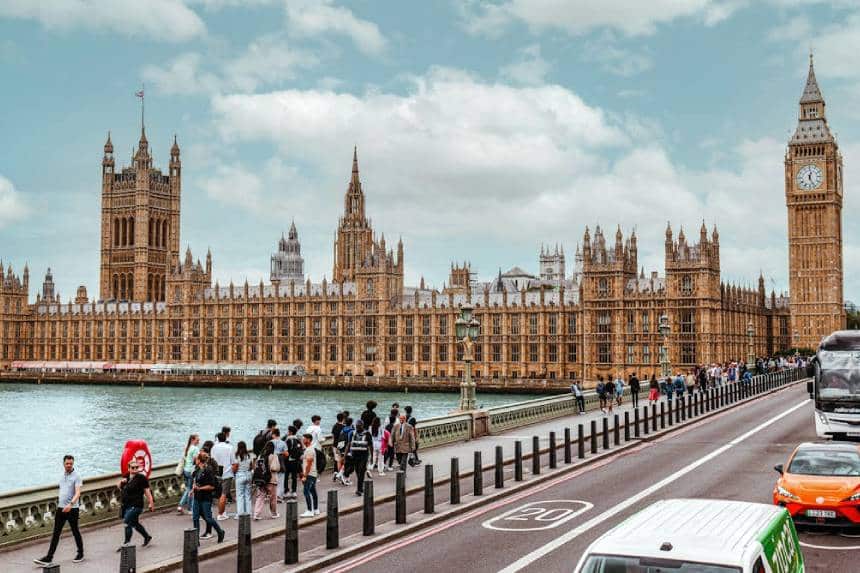 Daftar 5 Beasiswa Terbaik untuk Kuliah di UK Kuliah di UK