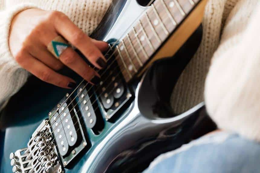 10 Cara Belajar Gitar Elektrik untuk Pemula Secara Efektif Cara Belajar Gitar Elektrik untuk Pemula