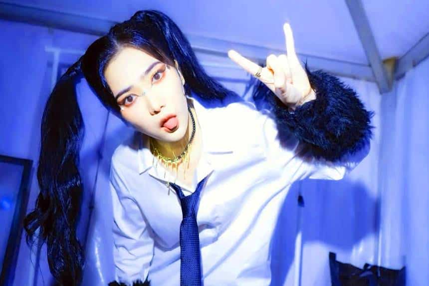 Isyana Sarasvati: Eksperimen Fashion yang Penuh Imajinasi Eksperimen Fashion