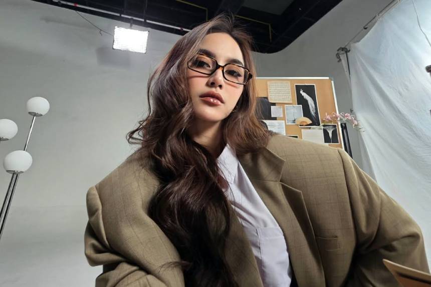 Gaya Fashion Mahalini: Dari Kebaya Bali ke Streetwear Panggung Gaya Fashion Mahalini