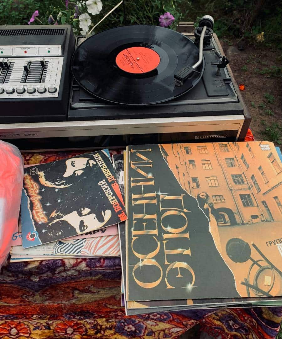 Kenapa Vinyl Balik Lagi? Alasan Gen Z Hobi Koleksi Piringan Hitam Vinyl