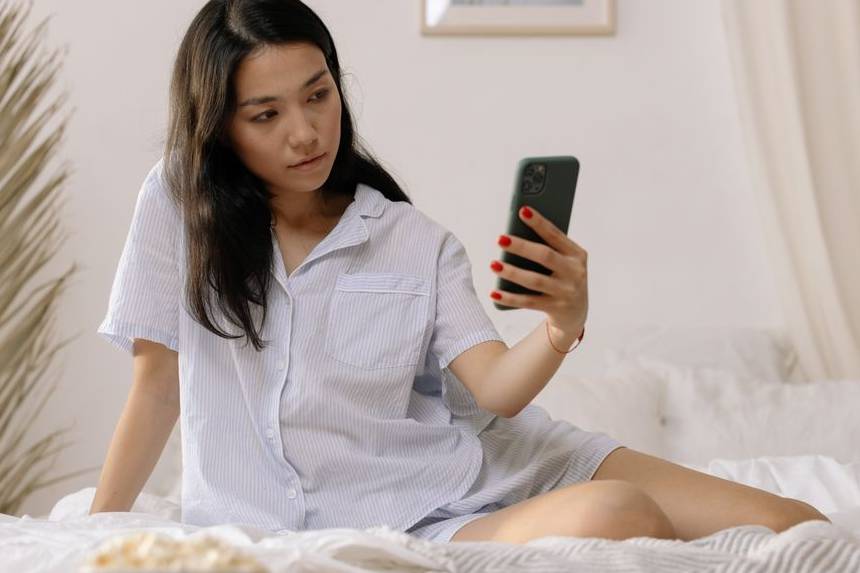 FOMO vs JOMO: Seni Menikmati Hidup Tanpa Tekanan Sosial Seni Menikmati Hidup