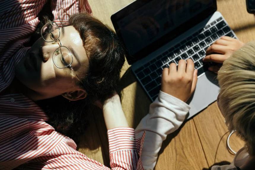 Digital Burnout: Saat Dunia Online Mulai Menguras Energi Hidup Digital Burnout Images